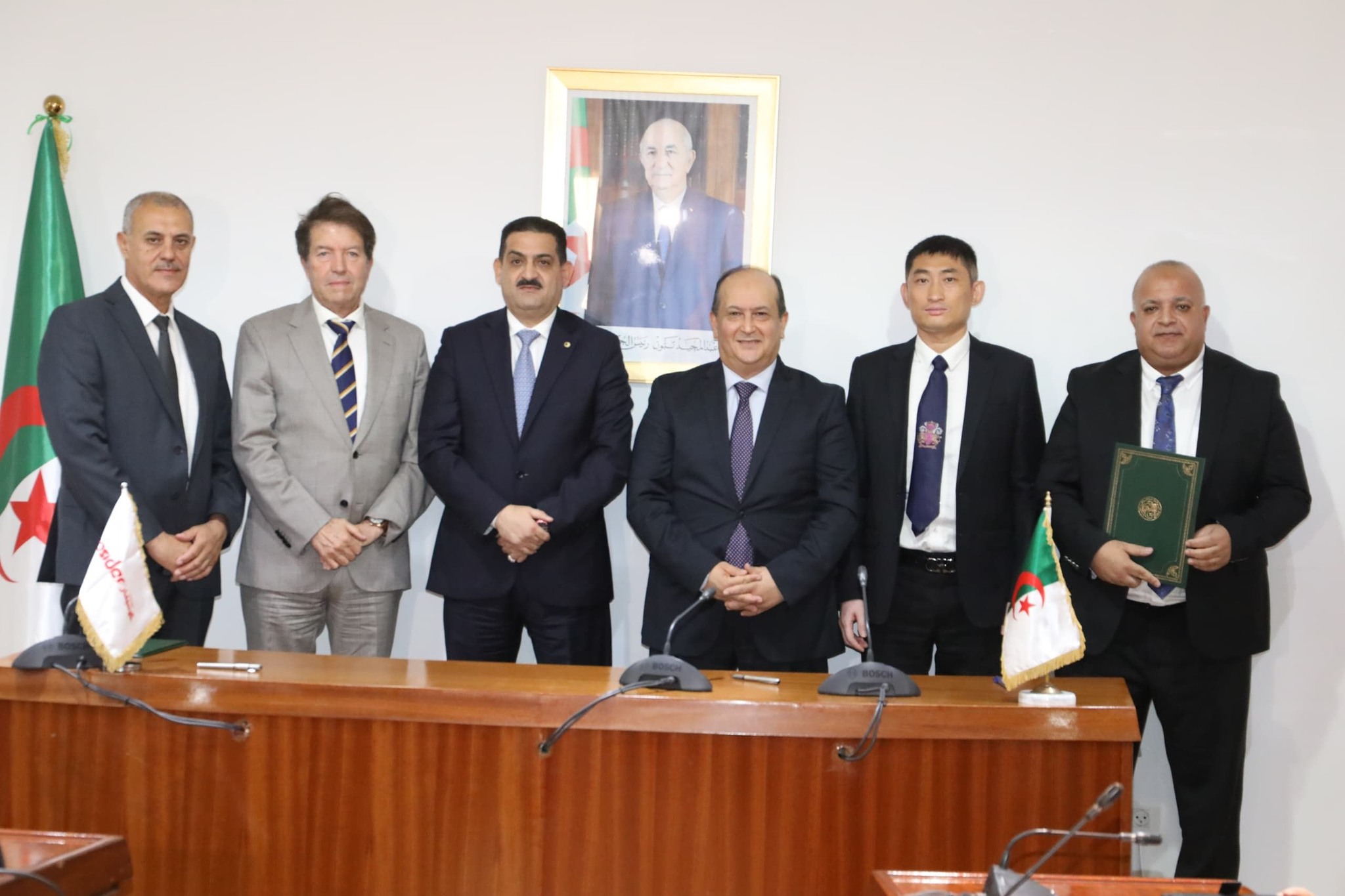 السيد الوزير يشرف رفقة وزير الصناعة على مراسم امضاء اتفاقية شراكة بين كل من مجمع كوسيدار ممثل في “مؤسسة ألرام “و شركة “فاو تراكس الجزائر”