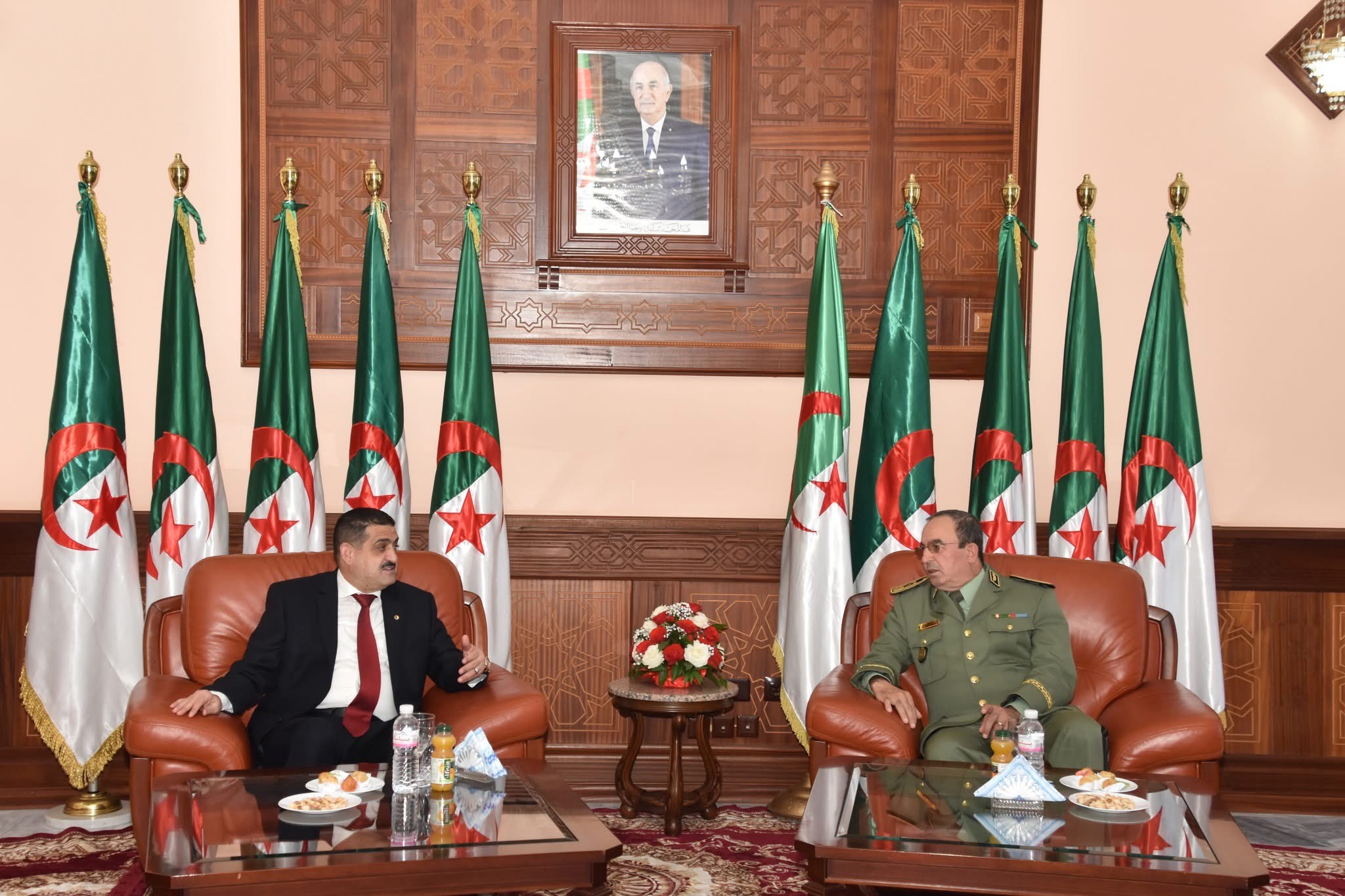 السيد الوزير ينشط محاضرة بالمدرسة العليا الحربية